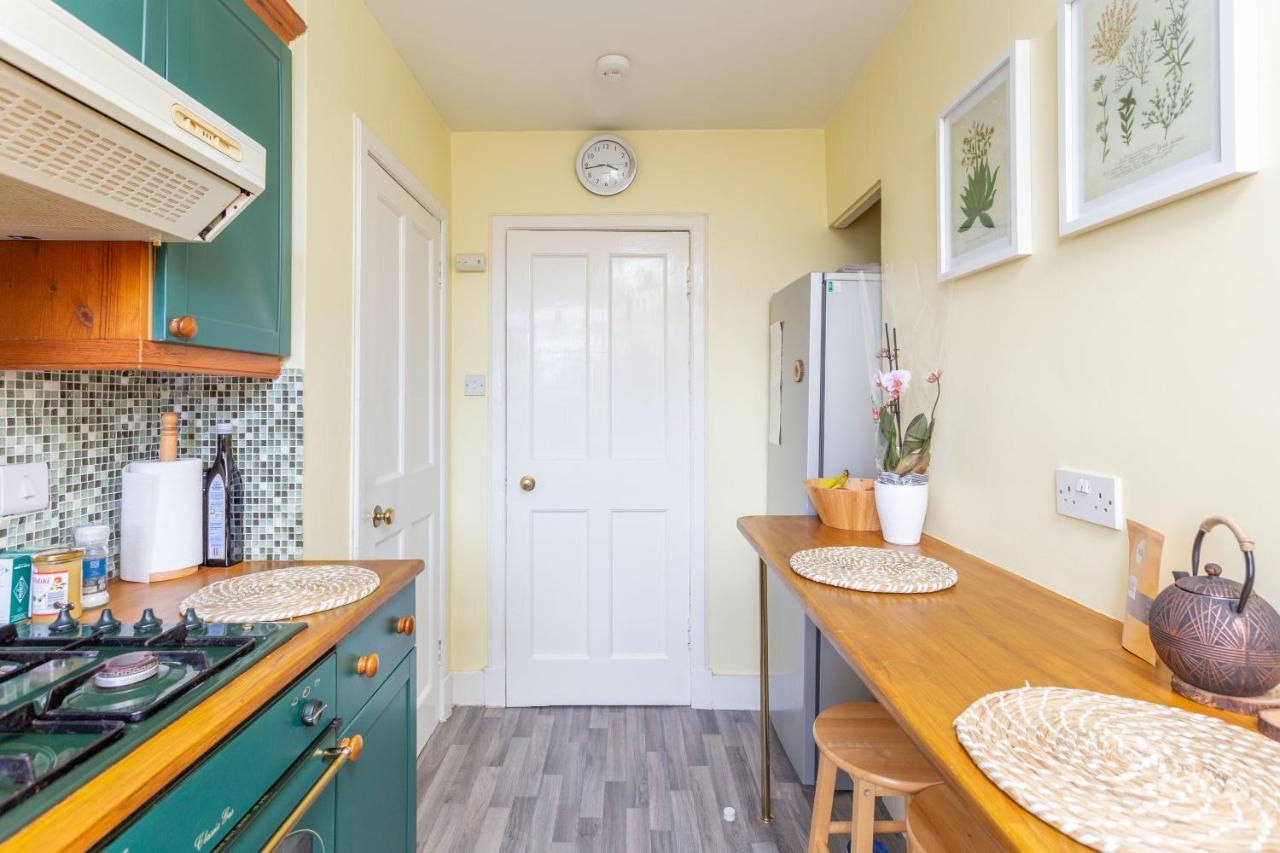 Bright & Spacious Double Room With Garden View- Close To Airport & City Centre Edinburgh Bagian luar foto