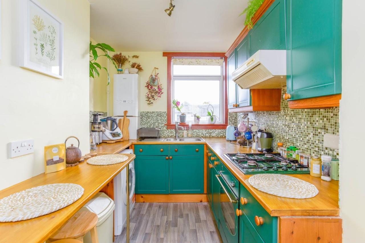 Bright & Spacious Double Room With Garden View- Close To Airport & City Centre Edinburgh Bagian luar foto
