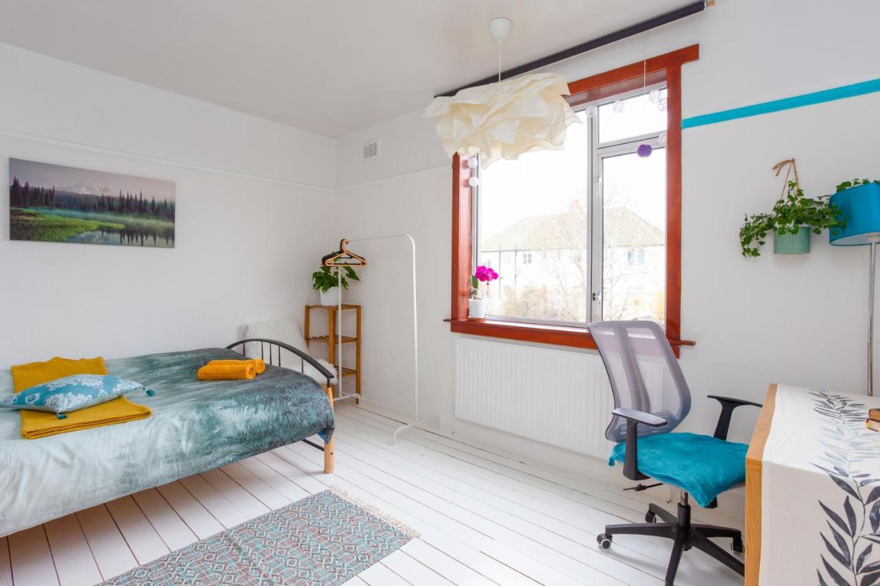 Bright & Spacious Double Room With Garden View- Close To Airport & City Centre Edinburgh Bagian luar foto
