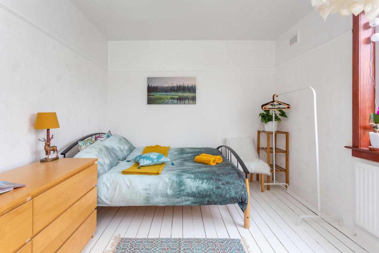 Bright & Spacious Double Room With Garden View- Close To Airport & City Centre Edinburgh Bagian luar foto