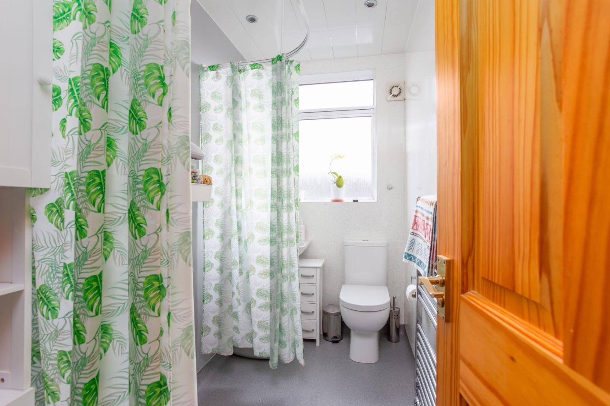 Bright & Spacious Double Room With Garden View- Close To Airport & City Centre Edinburgh Bagian luar foto